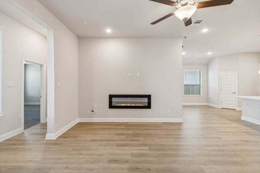 Spacious, unfurnished interior of a new home in Oaks of North Grove, Waxahachie (Image 32).