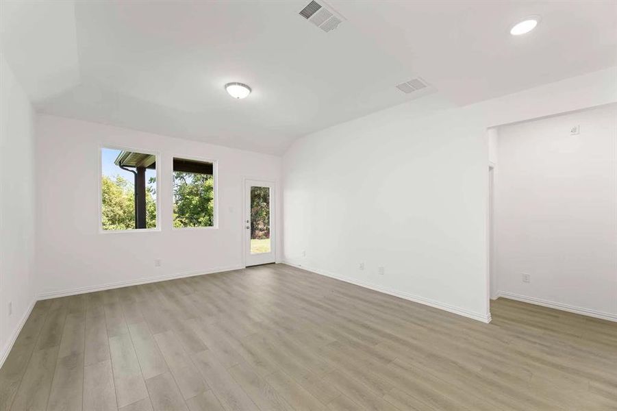 Spacious, unfurnished interior of a new home in Devonshire 40s, Forney (Image 29).