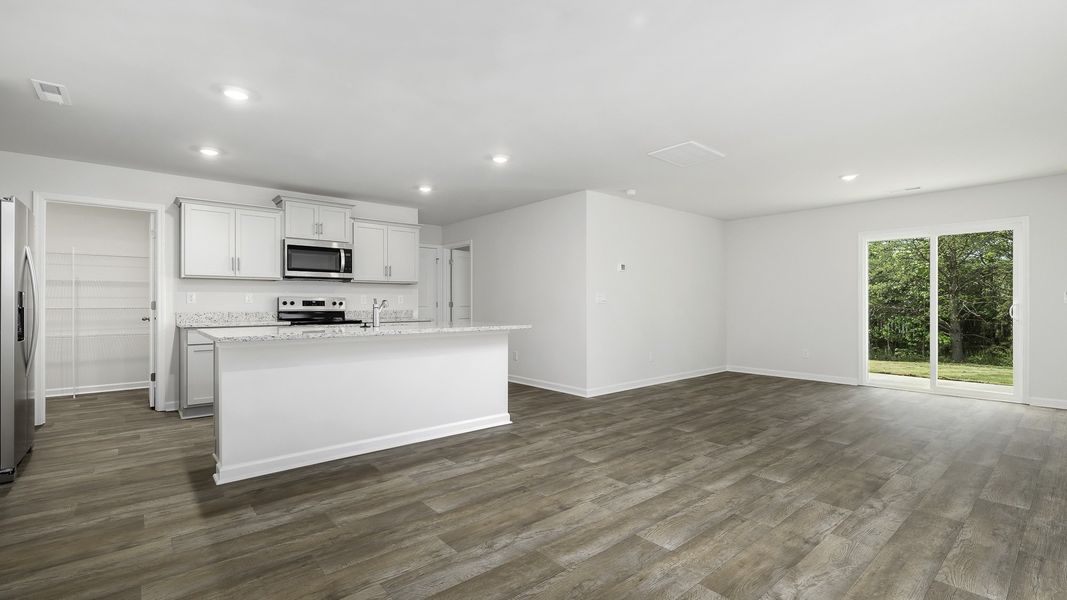 Spacious, unfurnished interior of a new home in Willow Mill, Thomasville (Image 8).