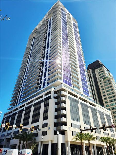 Condo located in St. Petersburg, FL showcasing its design and architecture (Image 3).