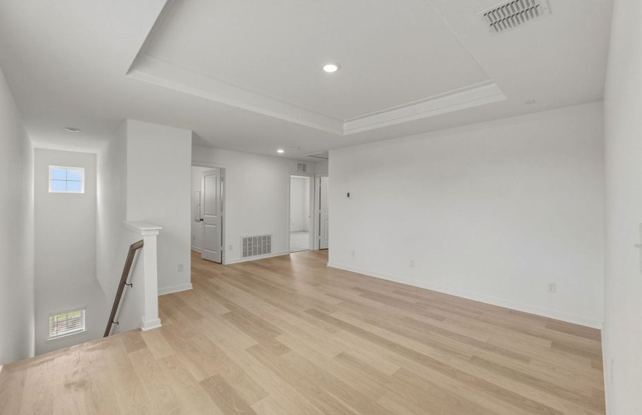 Spacious, unfurnished interior of a new home in Sunfield, Buda (Image 30).