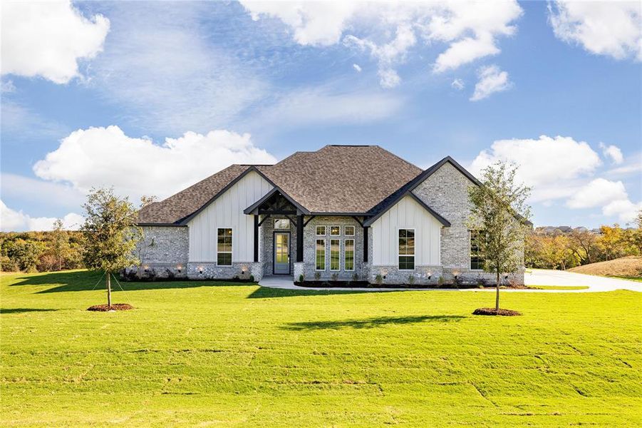 Modern farmhouse featuring a front lawn