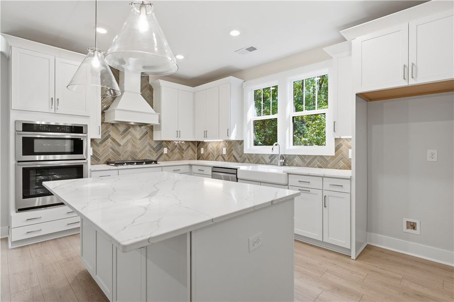 An expansive central island with quartz countertop