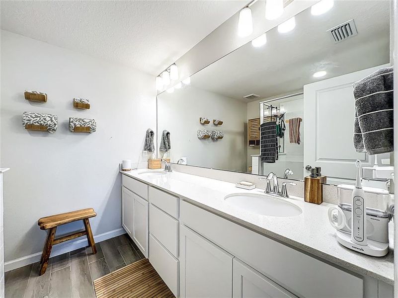 Furnished interior view inside a new home in , Orlando (Image 17).