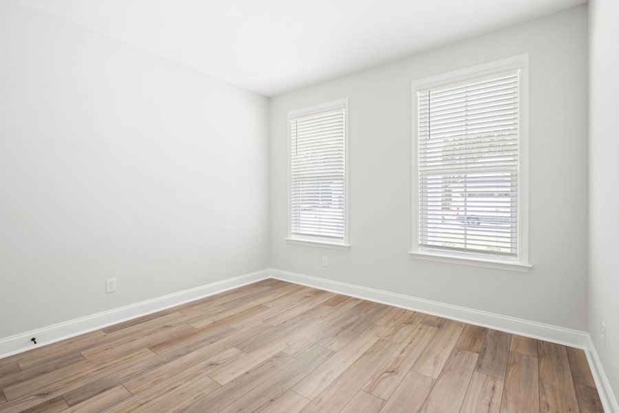 Spacious, unfurnished interior of a new home in Waterways, Richmond Hill (Image 23).