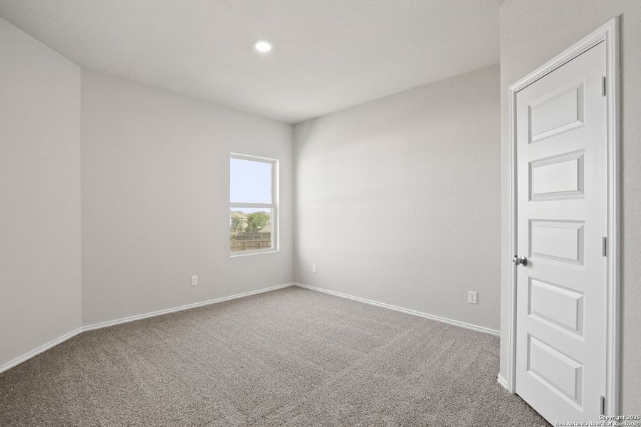 Spacious, unfurnished interior of a new home in Blue Ridge Ranch, San Antonio (Image 18).
