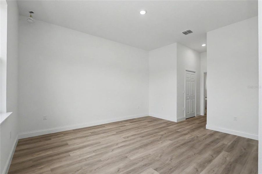 Spacious, unfurnished interior of a new home in , Ocala (Image 17).
