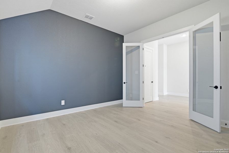 Spacious, unfurnished interior of a new home in Haby Hill 50s, San Antonio (Image 41). Spacious, unfurnished interior of a new home in Haby Hill 50s, San Antonio (Image 41).