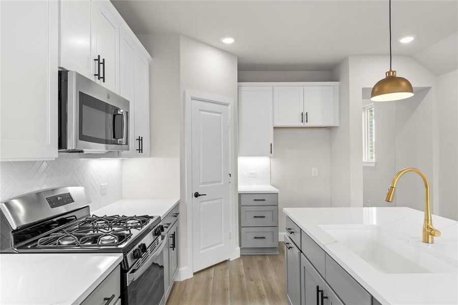 8_09. 2244 Aspen Chase - Kitchen (4)