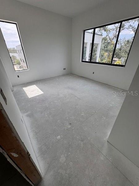 Spacious, unfurnished interior of a new home in , Tampa (Image 4).