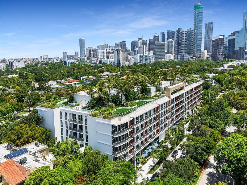 Condo located in Miami, FL showcasing its design and architecture (Image 35).