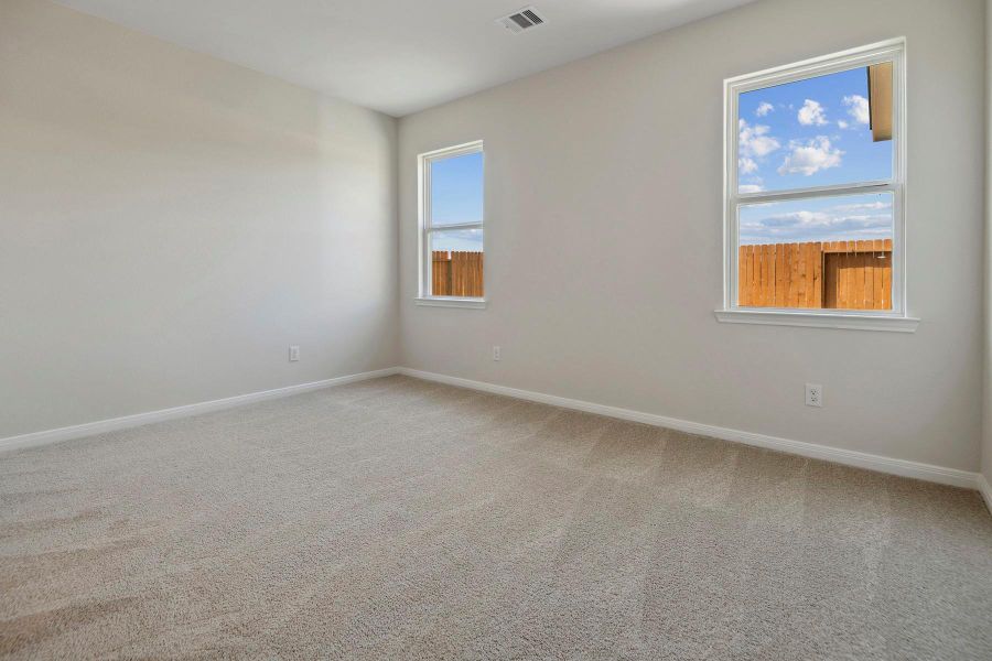 Spacious, unfurnished interior of a new home in Sweetwater Ridge, Conroe (Image 13).