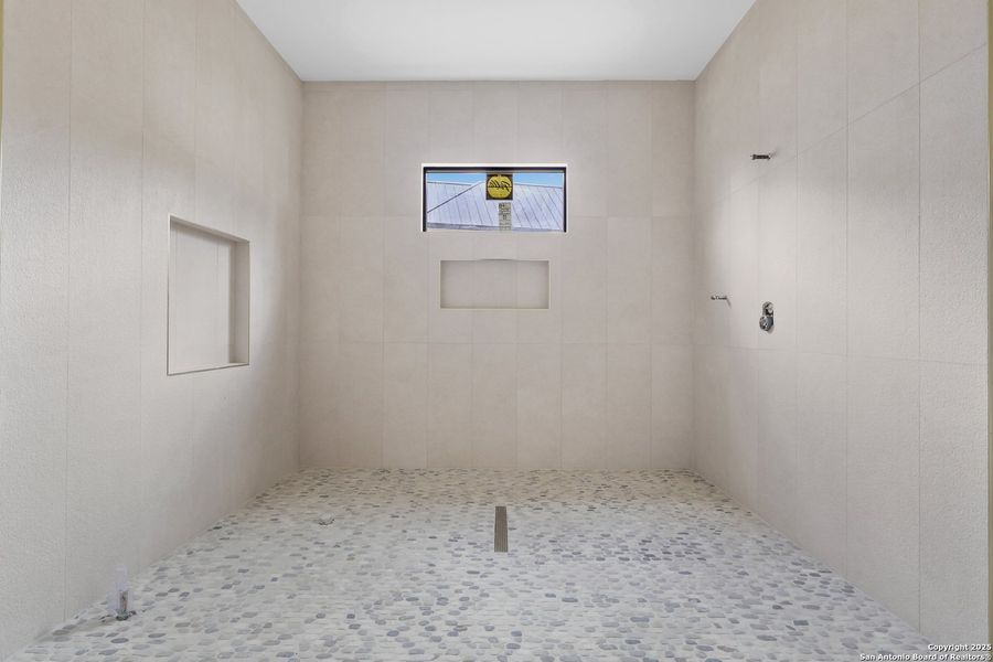 Spacious, unfurnished interior of a new home in , San Antonio (Image 6).