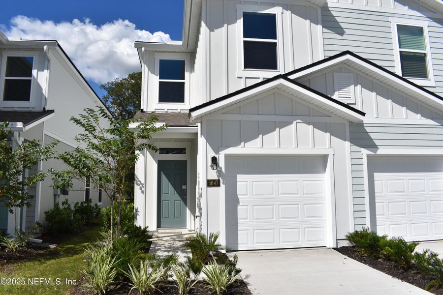Exterior details and patio area of a home in Irongate Villas, Jacksonville (Image 2).