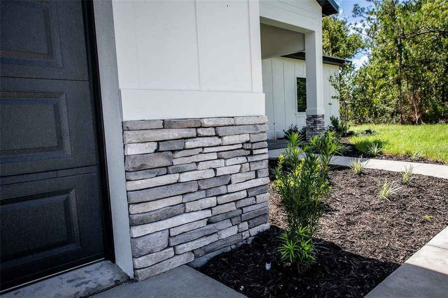 Exterior details and patio area of a home in , Weeki Wachee (Image 20).