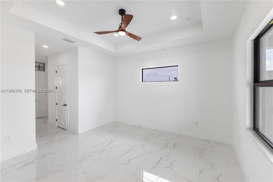 Spacious, unfurnished interior of a new home in , Cape Coral (Image 15).