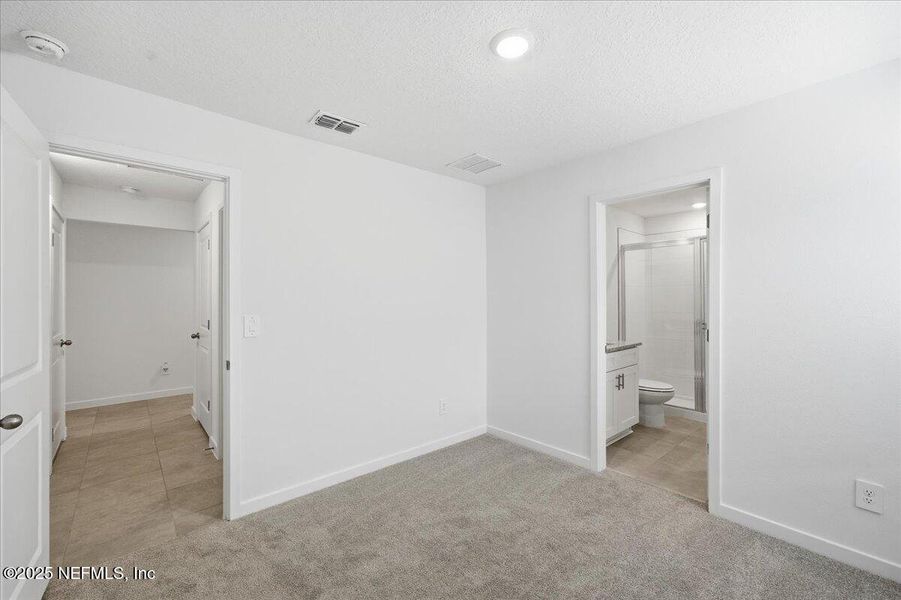 Spacious, unfurnished interior of a new home in Azalea Creek, Jacksonville (Image 32).