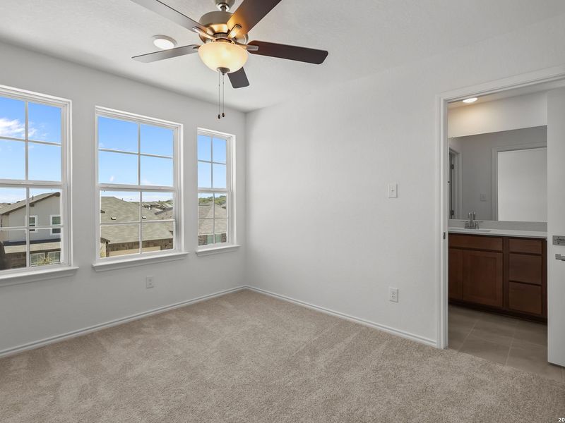 Spacious, unfurnished interior of a new home in Comanche Ridge, San Antonio (Image 36).
