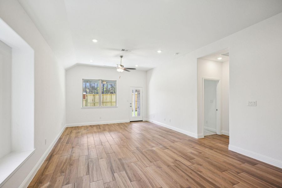 Spacious, unfurnished interior of a new home in Evergreen 40', Conroe (Image 31).