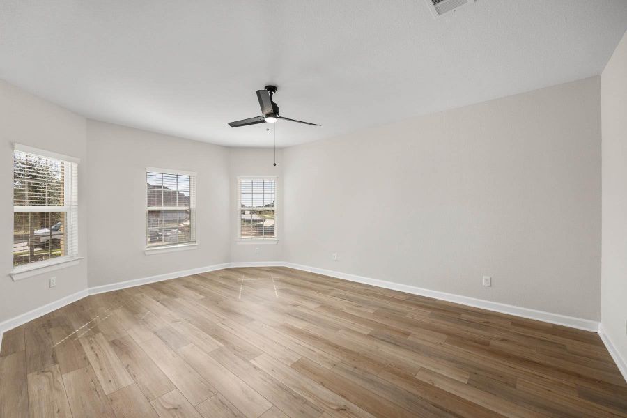 Spacious, unfurnished interior of a new home in Sunterra, Katy (Image 10).