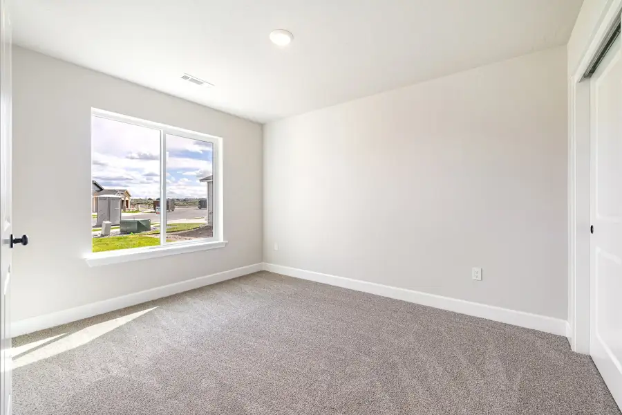 Spacious, unfurnished interior of a new home in McClannahan Summit, Umatilla (Image 16).