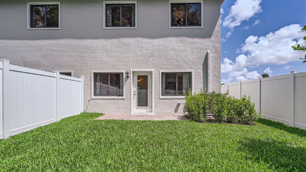 Exterior details and patio area of a home in Ashwood Cove, Lake Worth (Image 22).