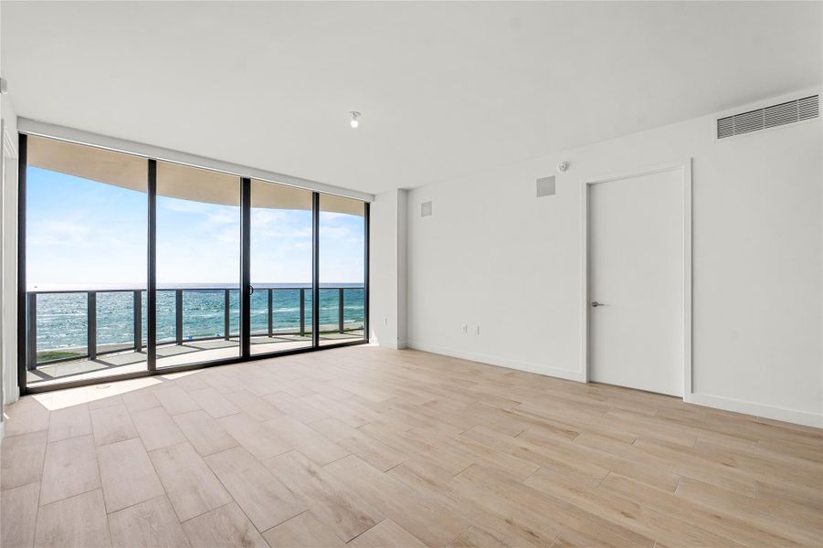 Spacious, unfurnished interior of a new home in Casamar, Pompano Beach (Image 37).