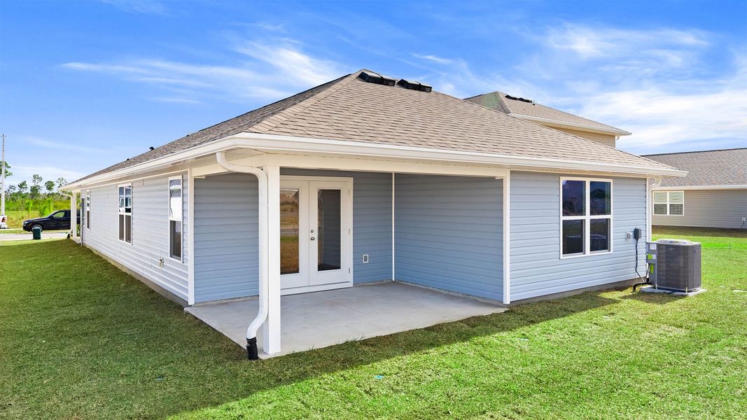 Exterior details and patio area of a home in Titus Park, Panama City (Image 4).
