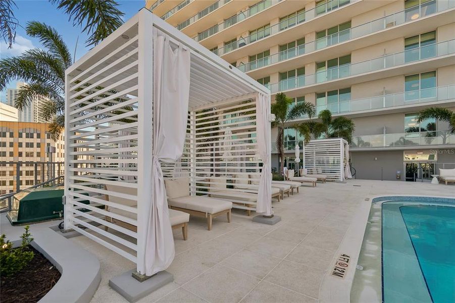 Condo located in St. Petersburg, FL showcasing its design and architecture (Image 41).