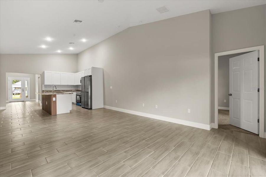 Spacious, unfurnished interior of a new home in , Lake Alfred (Image 17).