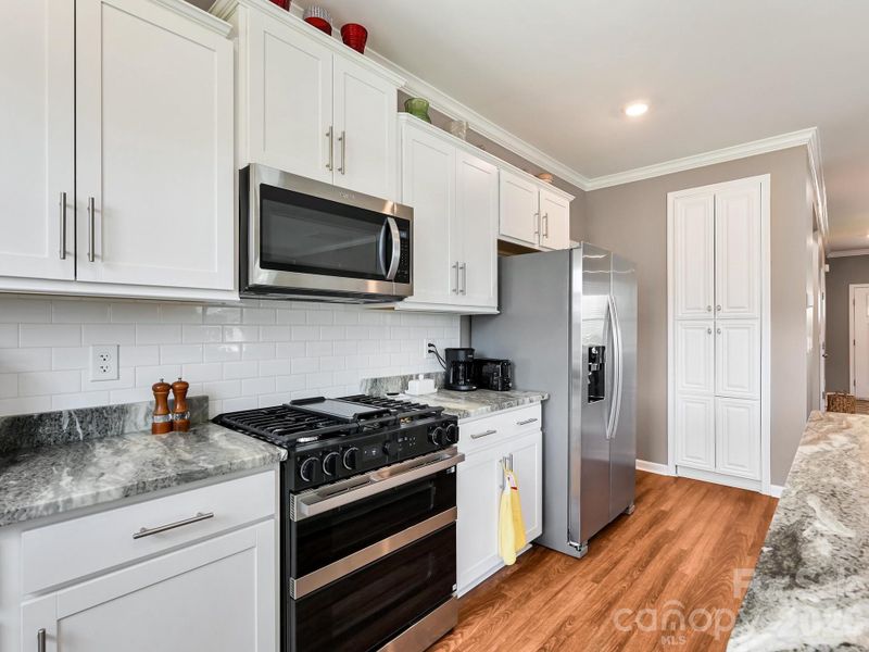 Gas Range & Upgraded Pantry