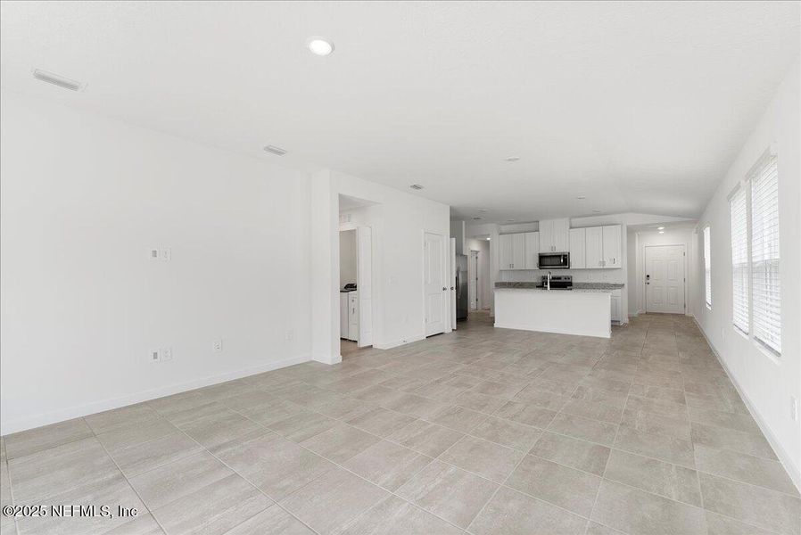 Spacious, unfurnished interior of a new home in Kings Preserve, Jacksonville (Image 21).