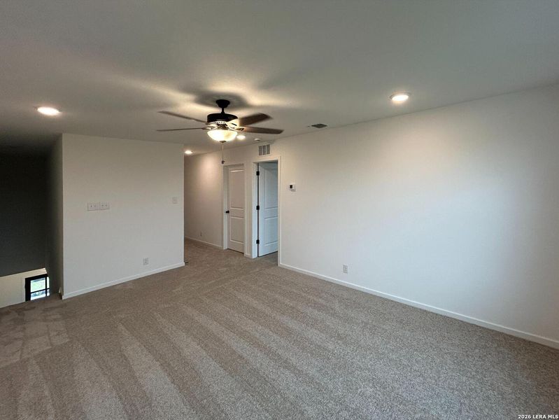 Spacious, unfurnished interior of a new home in Hennersby Hollow, San Antonio (Image 28).