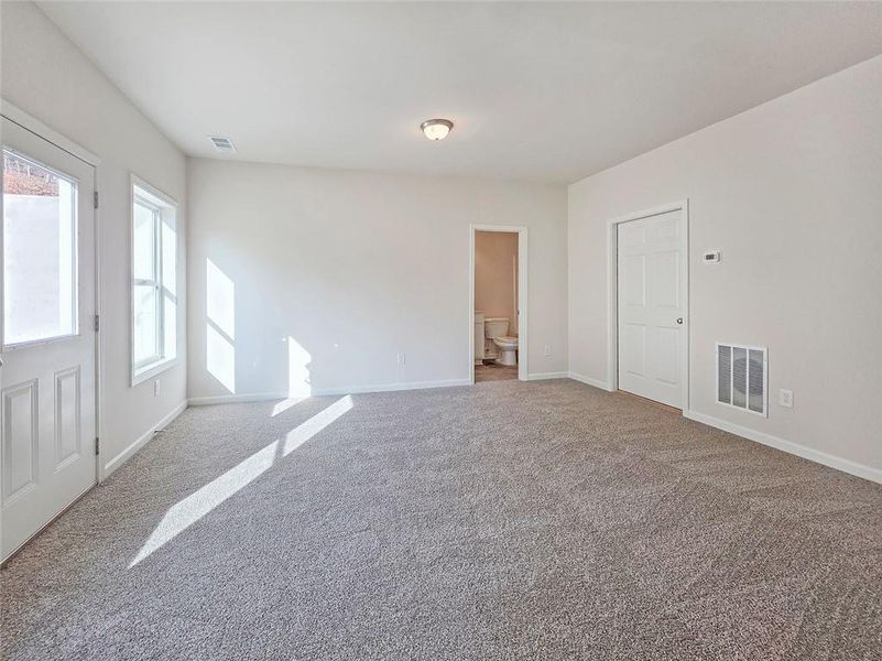 Spacious, unfurnished interior of a new home in , Gainesville (Image 19).