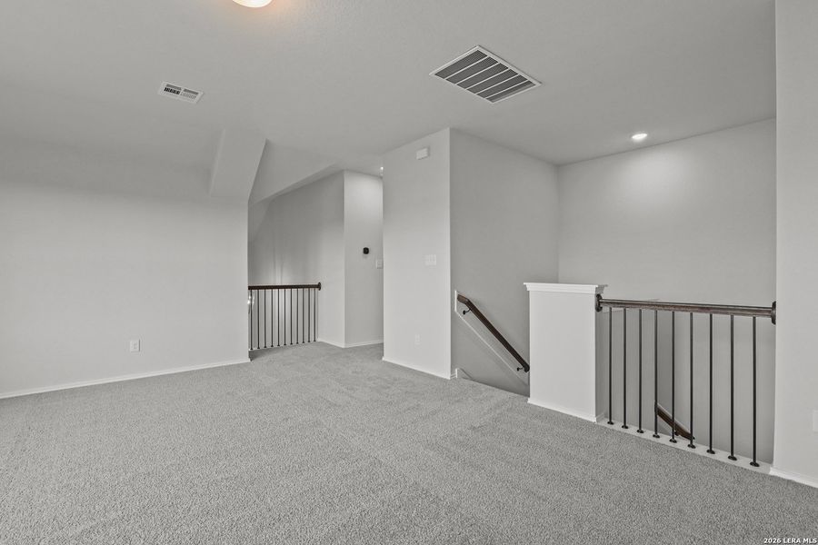 Spacious, unfurnished interior of a new home in Sunflower Ridge, New Braunfels (Image 30).