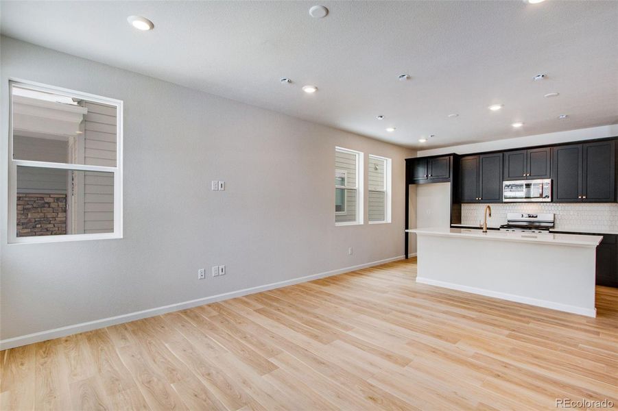 Spacious, unfurnished interior of a new home in Sugar Mill Village, Longmont (Image 23).