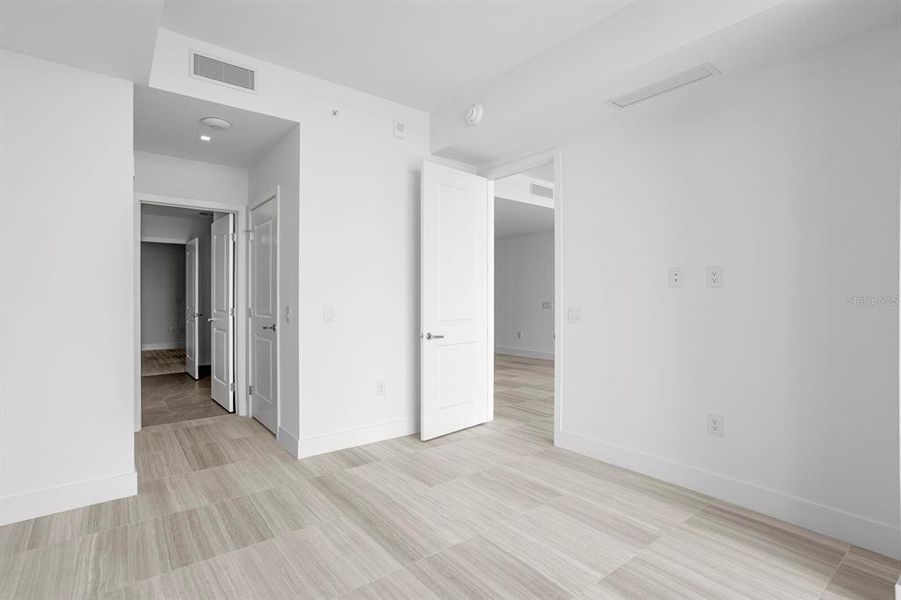 Spacious, unfurnished interior of a new home in , Tampa (Image 82).