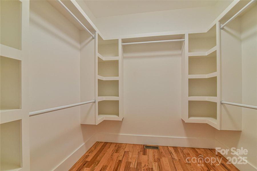 Walk-in Closet Walk-in Closet