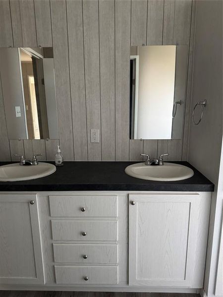 Double sinks primary bath Double sinks primary bath