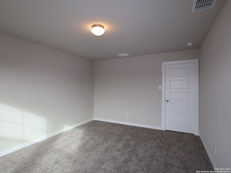 Spacious, unfurnished interior of a new home in Winding Brook, San Antonio (Image 16).