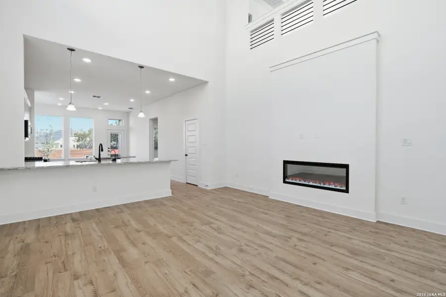 Spacious, unfurnished interior of a new home in Stillwater Ranch, San Antonio (Image 13).