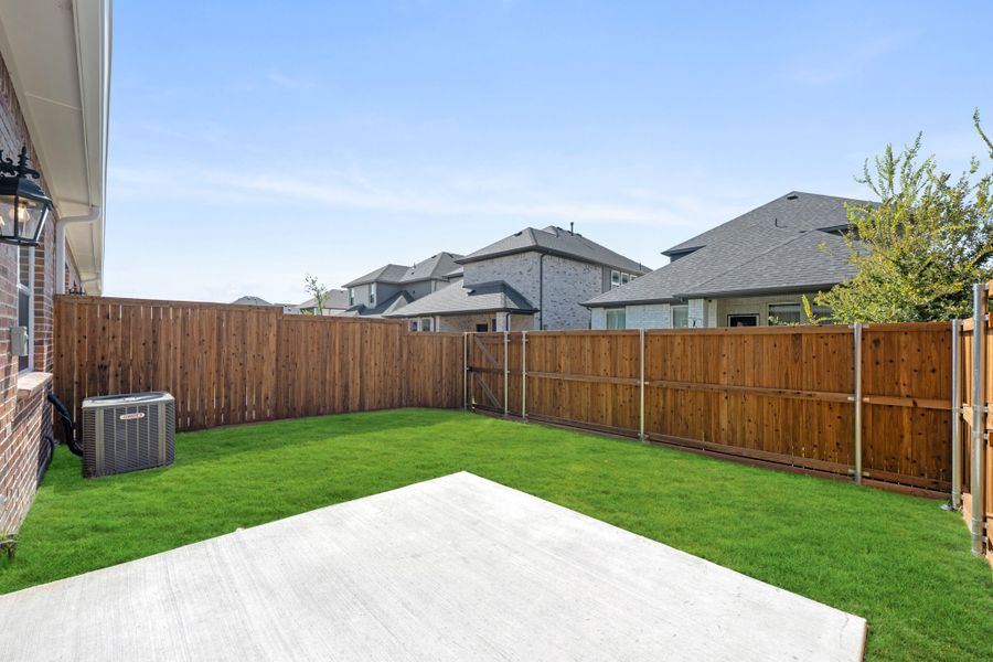 Exterior details and patio area of a home in Woodbridge Townhomes, Wylie (Image 26).