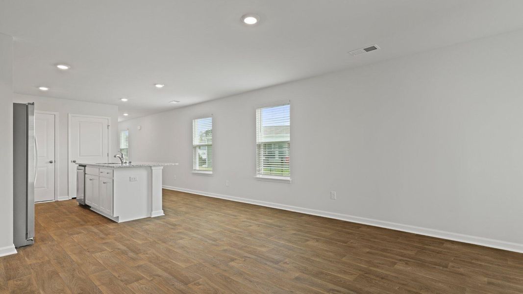 Spacious, unfurnished interior of a new home in Carolina Groves, Moncks Corner (Image 18).