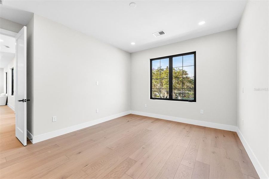 Spacious, unfurnished interior of a new home in College Park, Orlando (Image 25).