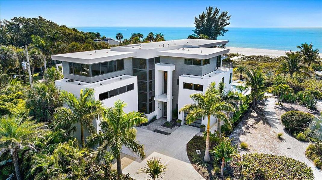 Condo located in Holmes Beach, FL showcasing its design and architecture (Image 4).