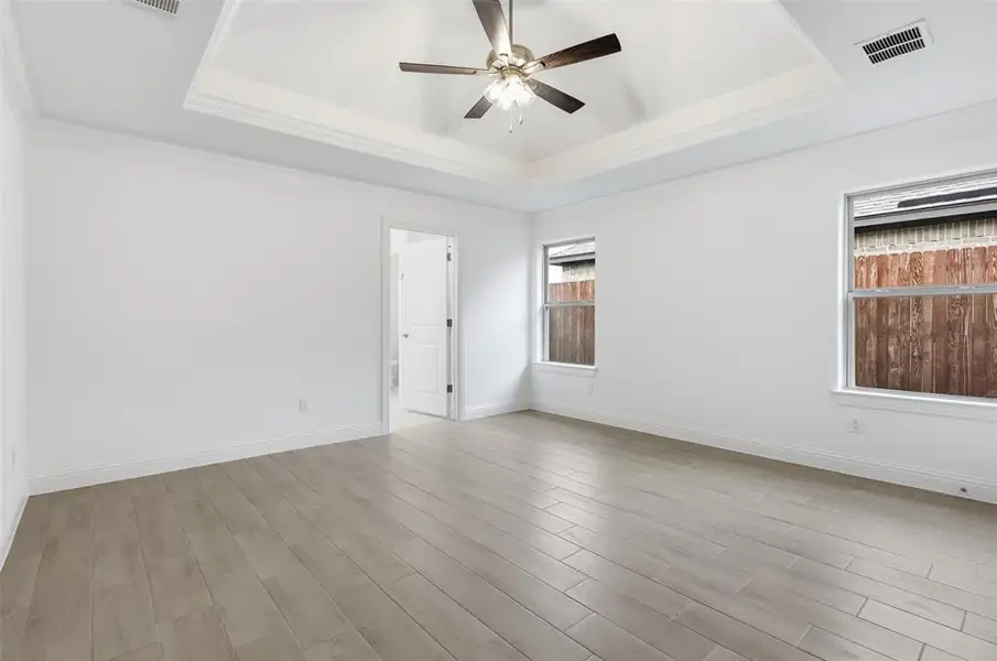 Spacious, unfurnished interior of a new home in , Tolar (Image 18).