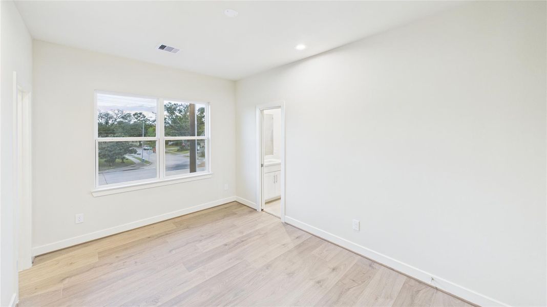 Spacious, unfurnished interior of a new home in Willowbend Point, Houston (Image 21).