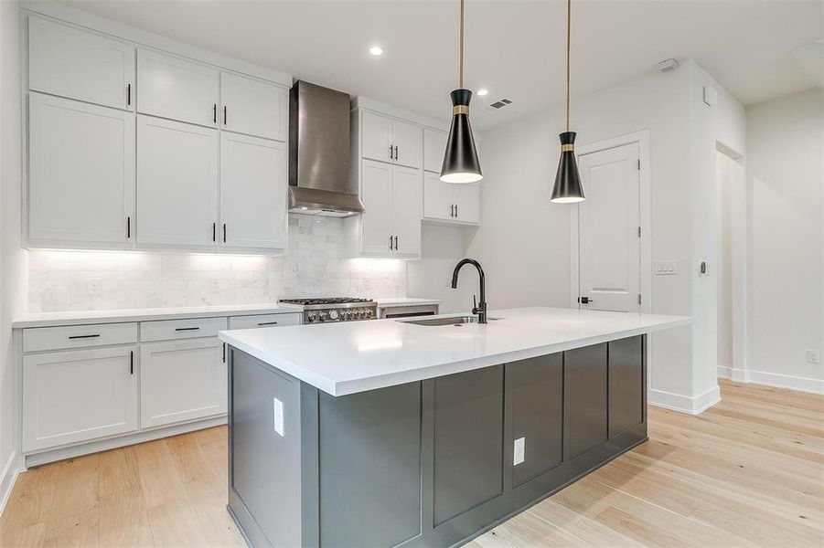 The open kitchen is bathed in natural light from large windows on both sides, creating a bright and welcoming atmosphere.