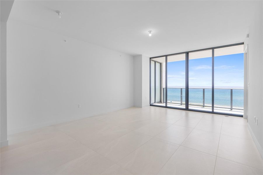Spacious, unfurnished interior of a new home in Casamar, Pompano Beach (Image 24).