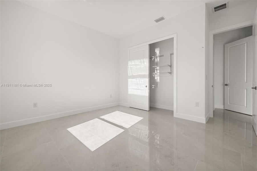 Spacious, unfurnished interior of a new home in , Fort Myers (Image 20).